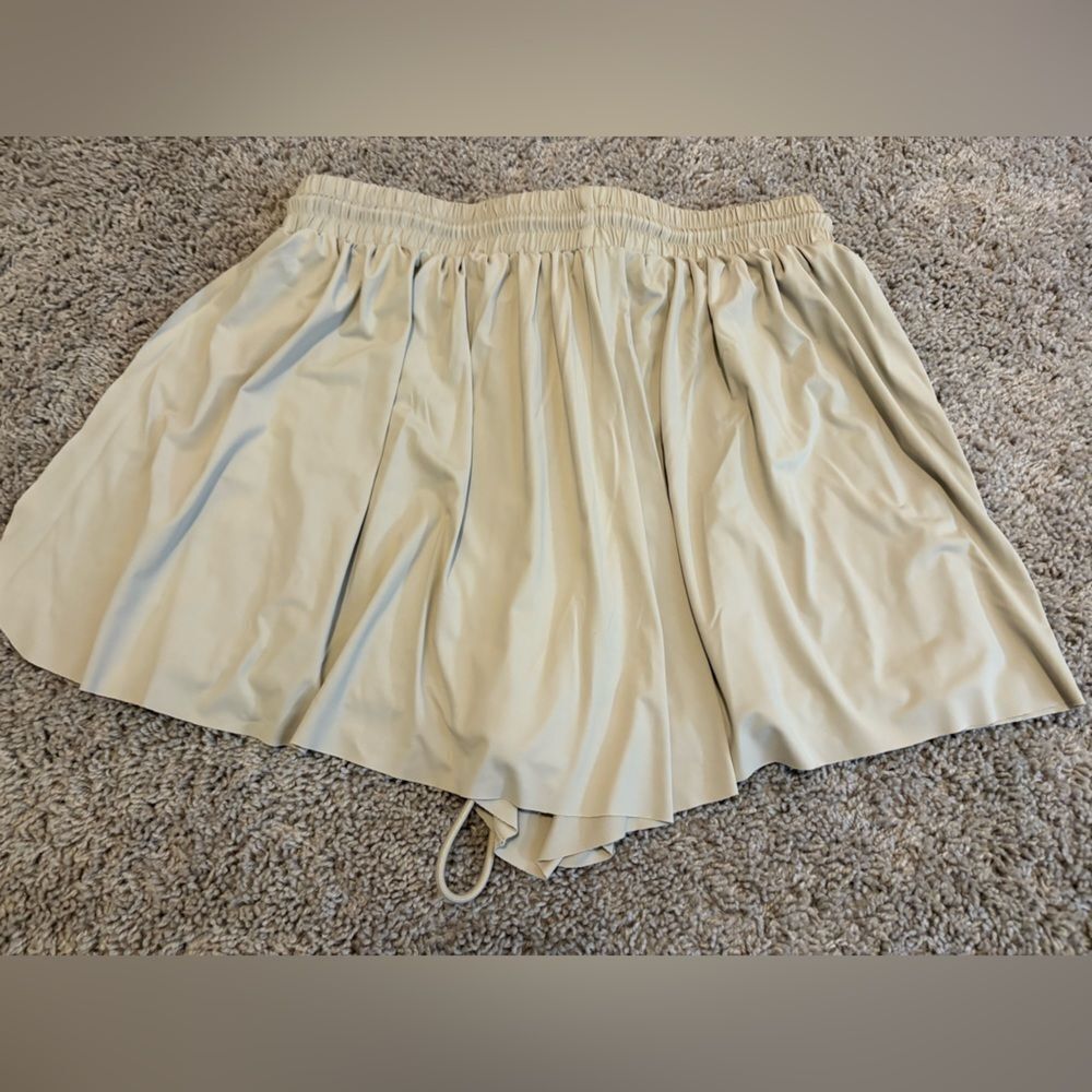Wishlist Cream Colored Flutter Style Shorts - Picture 2 of 4